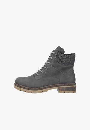 Bottes chevilles en cuir gris avec un revers en tricot noir texturé, œillets en argent et un petit talon en bois. Semelle en caoutchouc pour une meilleure traction.