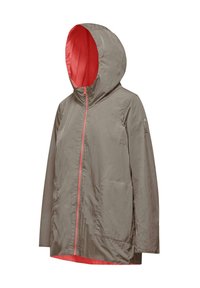 Giacca leggera grigia con un luminoso interno rosso; presenta un cappuccio, una zip frontale e tasche laterali. Il materiale appare liscio e resistente all'acqua.