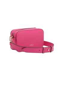 Borsa a tracolla in pelle rosa con finitura testurizzata, hardware dorato, chiusura con zip e tracolla regolabile. Forma rettangolare compatta.