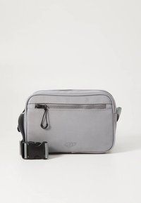 Graue Umhängetasche aus Stoff mit einer Reißverschlusstasche vorne, verstellbarem Riemen und Schnallenverschluss. Verfügt über eine glatte Textur und ein minimalistisches Design.