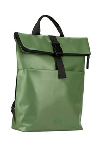 Sac à dos vert à rabat fabriqué en matériau lisse et imperméable avec des accents noirs, sangle réglable et poche avant. Équipé d'une fermeture à clip.