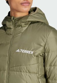 adidas Terrex MULTI LIGHT DOWN HOODED - Dunjacka - olive strata