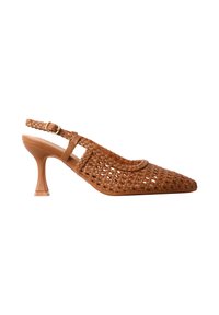 Escarpin slingback en cuir tressé marron avec bout pointu et talon moyen en forme de sablier sur fond blanc.