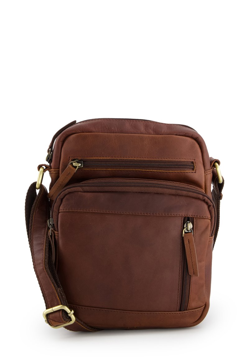 Braune Leder-Crossbody-Tasche mit mehreren Reißverschlussfächern, einer strukturierten Oberfläche und einem verstellbaren Gurt. Mit Beschlägen aus Messing versehen.