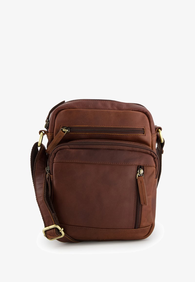 Braune Leder-Crossbody-Tasche mit mehreren Reißverschlussfächern, einer strukturierten Oberfläche und einem verstellbaren Gurt. Mit Beschlägen aus Messing versehen.