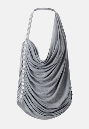 Sivi halter top s bijelim gumbima duž jedne strane i skupljenim, širokim krojem.