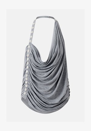 Sivi halter top s bijelim gumbima duž jedne strane i skupljenim, širokim krojem.