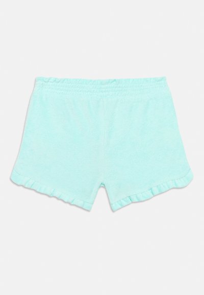 Ανοιχτό μπλε σορτς από πετρούσα πετσέτα με ελαστική μέση και βολάν κατά μήκος του τελειώματος, απλωμένο επίπεδα σε λευκό φόντο.