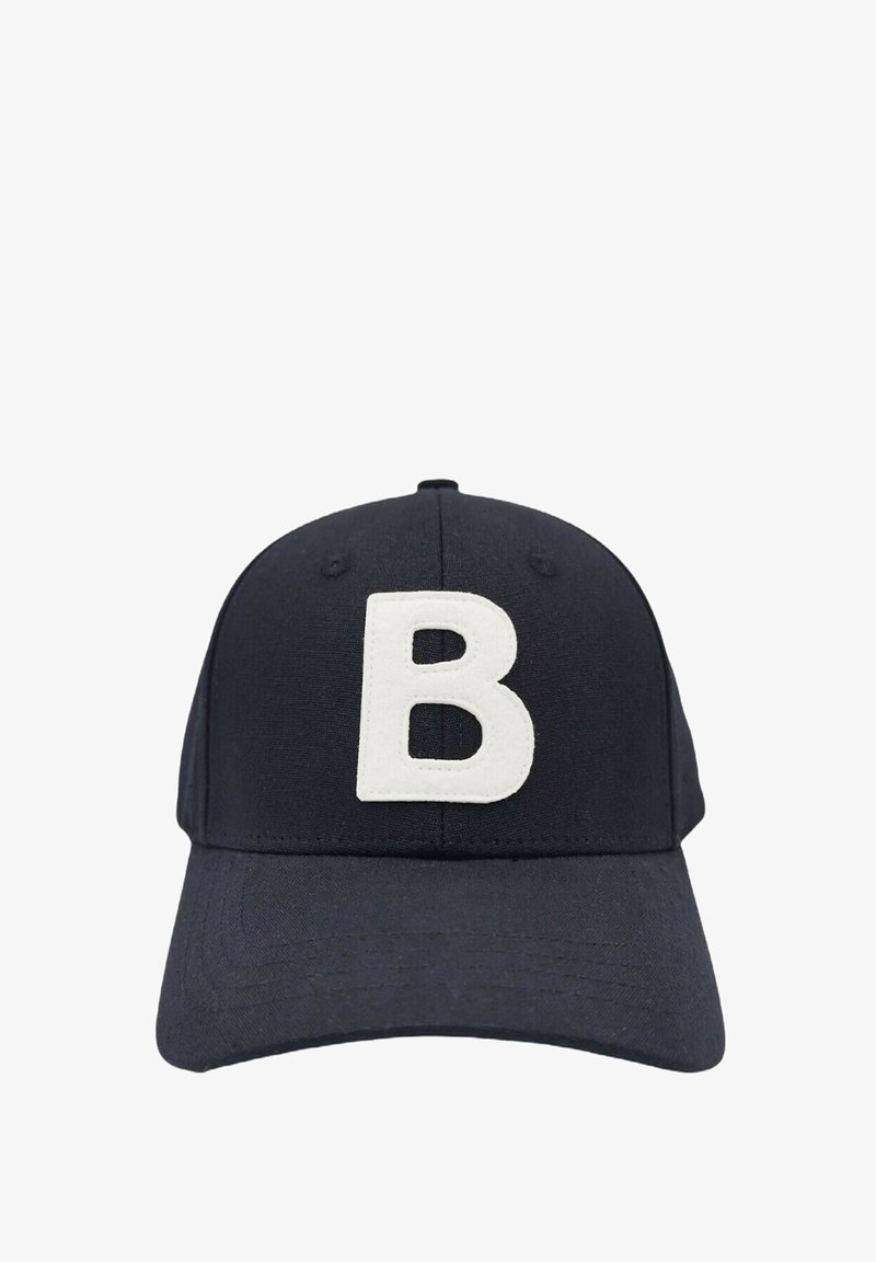 Casquette de baseball noire avec une grande lettre blanche "B" brodée sur le panneau avant.