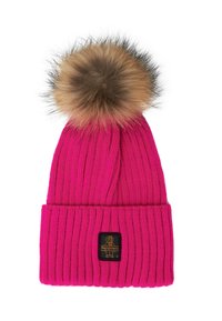 Cappello lavorato a maglia rosa con texture a coste, dotato di un grande pompon in pelliccia sintetica sopra e di un'etichetta in tessuto nera con dettaglio del logo dorato.