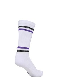 Chaussette de sport blanche avec une texture côtelée, présentant deux rayures horizontales en noir et violet près du haut.  Pointe et talon arrondis.