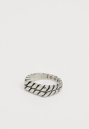 Zilveren ring met een getextureerd, gedraaid ontwerp en groefaccenten. Binnenkant van de band gemarkeerd met "ICON." Glad oppervlak, ronde vorm.
