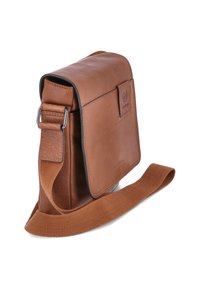Borsa a tracolla in pelle marrone con design a pattina, una tracolla e una toppa decorativa con il logo. Presenta una superficie liscia e una cucitura minimale.