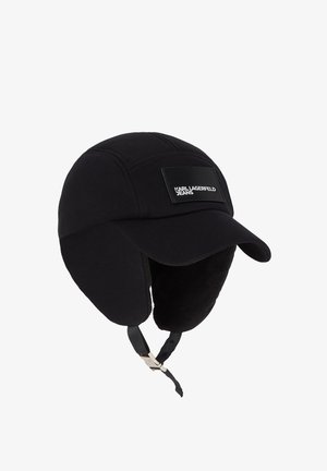 Cappello invernale nero con paraorecchie, cinturino regolabile sotto il mento e toppa con etichetta "KARL LAGERFELD JEANS" sulla parte anteriore.