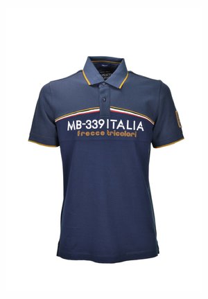 Polo blu navy con rifiniture gialle, testo ricamato "MB-339 ITALIA frecce tricolori" e banda con i colori della bandiera italiana sul petto.
