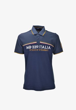 Polo azul marino con ribete amarillo, texto bordado "MB-339 ITALIA frecce tricolori" y una franja con los colores de la bandera italiana a lo largo del pecho.