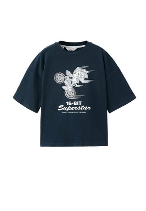 Tmavomodré tričko so Sonicom the Hedgehogom robícim koleso na bicykli, text znie "16-BIT Superstar" a "Sonic je meno, rýchlosť je moja hra!"