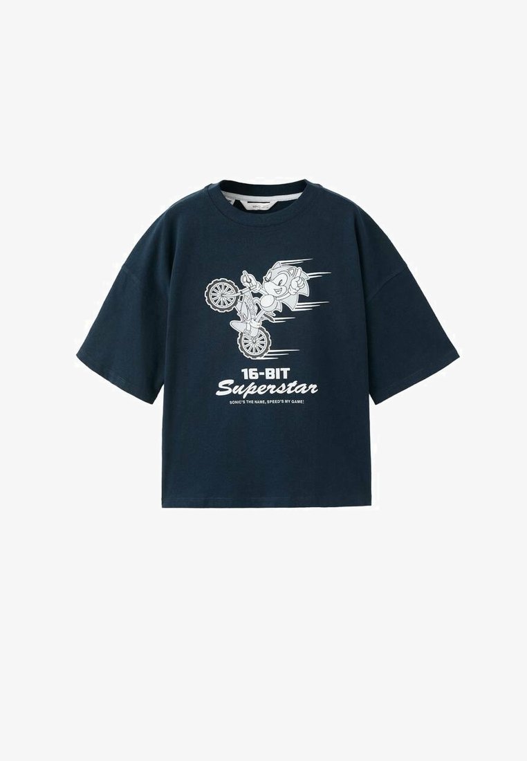 T-shirt bleu marine avec Sonic le Hérisson faisant un wheeling à vélo, le texte indique "Superstar 16-BIT" et "Sonic, c'est mon nom, la vitesse est mon jeu !"