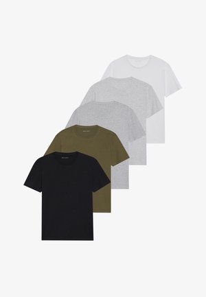 Fem crew neck t-skjorter i svart, olivengrønn, lys grå, mørk grå og hvit. Laget av myk stoff med korte ermer og en avslappet passform.