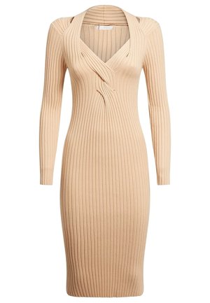 Robe en maille côtelée beige à manches longues, silhouette ajustée et détail de col en V torsadé.