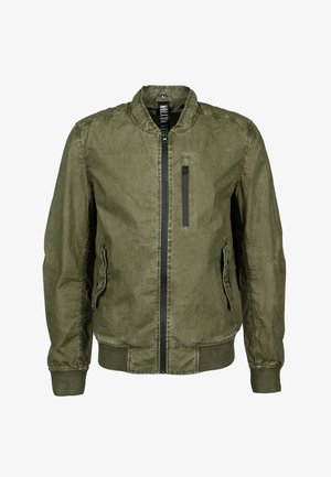 Chaqueta bomber verde oliva hecha de tejido ligero, con cierre de cremallera, dos bolsillos laterales y un pequeño bolsillo en el pecho con cremallera.