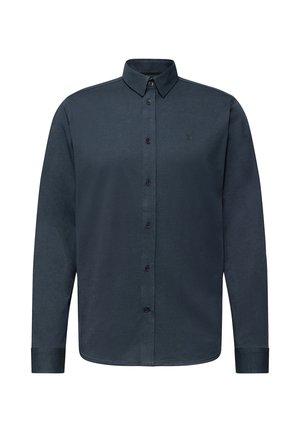 Ciemnoszara koszula z długim rękawem, zapinana na guziki, z ostro zakończonym kołnierzykiem i subtelnym logo na lewej piersi, prezentowana na białym tle.