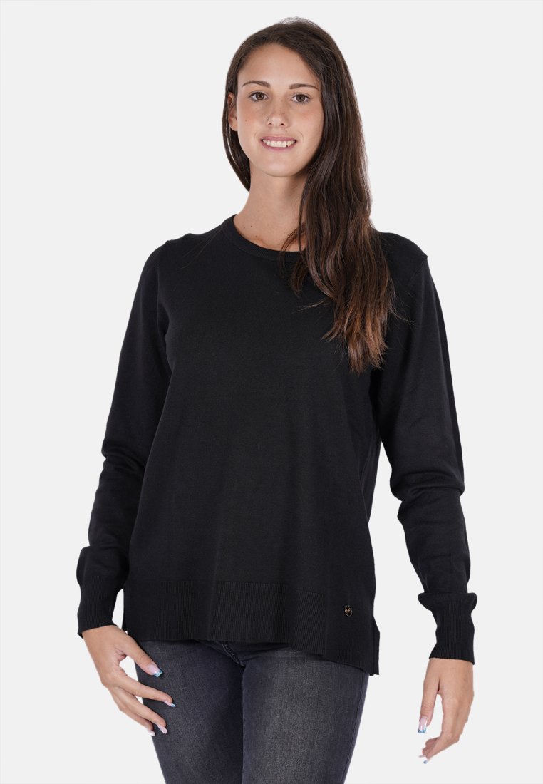 Maglione lungo nero a maniche lunghe con scollo rotondo, polsini a costine e orlo che si abbassa sul retro. Texture liscia, design minimalista.