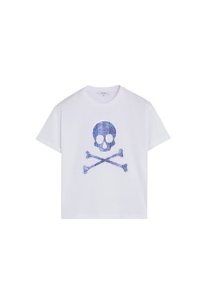 Camiseta blanca de manga corta con un diseño de calavera y huesos cruzados en azul, ubicado en el centro del frente.