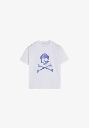 Camiseta blanca de manga corta con un diseño de calavera y huesos cruzados en azul, ubicado en el centro del frente.