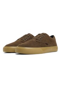 Chaussures en daim brun à lacets avec un bout arrondi et une semelle en caoutchouc gomme dotée de détails texturés. Design classique avec des accents de couture subtils.