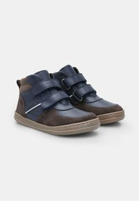 Tumedat sinised kõrged sneakerid kahe V-kujuliselt kinnitatava rihmaga, valmistatud seemisnahast ja nahast, hallide aktsentidega ning tekstuurse kummitald.