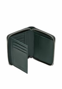 Zielony skórzany portfel z zapięciem na suwak dookoła. Posiada wiele przegródek na karty, przezroczystą kieszeń na dowód osobisty oraz gładką teksturę.