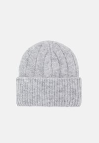 Har gray knit beanie-hattu med ribbestruktur, med brett oppbrett og myk tekstur, laget av en ullblanding for varme.
