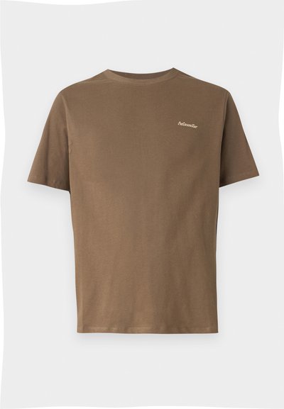 Hnědý bavlněný tričko s krátkým rukávem, kulatým výstřihem a malým vyšitým logem "be.traveller" na hrudi. Hladký povrch.