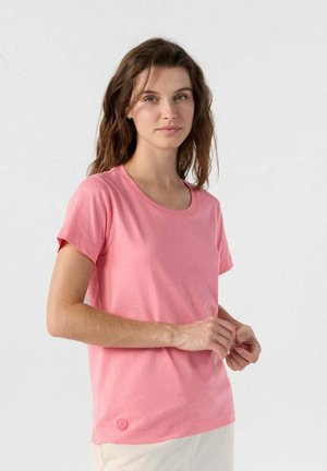 Camiseta de algodón rosa con mangas cortas, escote redondo y un pequeño detalle de logo en el dobladillo. Textura suave, corte casual.
