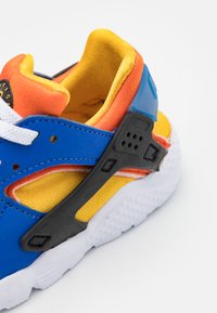 Nike Sportswear NIKE HUARACHE RUN (TD) - Sapatilhas - hyper royal/yellow ochre/safety orange/black