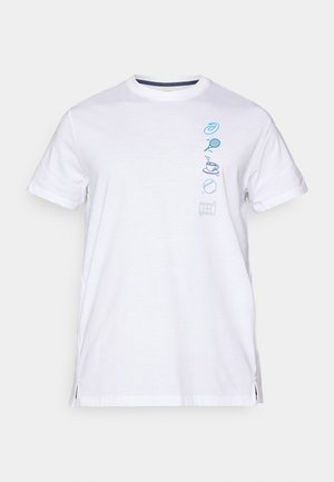 Camiseta blanca de algodón con íconos gráficos azules a lo largo del lado izquierdo. Incluye aberturas en los laterales del dobladillo para un detalle adicional.