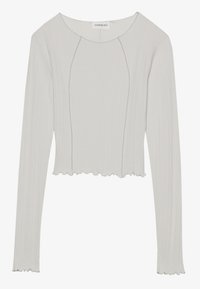 Top de manga larga de canalé gris claro con cuello redondo, detalles de costura expuestos y dobladillo y puños con borde de lechuga, etiquetado como Even & Odd.