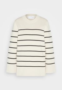 Suéter color crema con rayas horizontales negras, mangas largas y cuello redondo. Hecho de un material de punto suave, presenta una forma relajada.