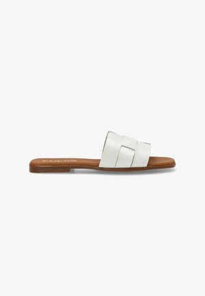 Sandalia deslizante de cuero blanco con tres tiras texturizadas y una suela plana marrón. Presenta un diseño minimalista para uso casual.