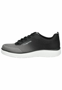 Schwarzer und grauer Sneaker mit Mesh-Obermaterial, strukturierter Oberfläche und weißer Gummisohle. Verfügt über eine runde Zehenpartie und ein traditionelles Schnürsystem.