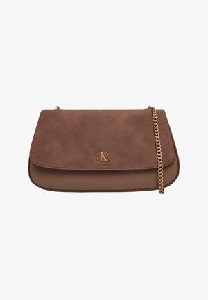 Brun ruskind clutch med guldkæde, der har en klaplukning og præget logo foran. Glat tekstur og rektangulær form.