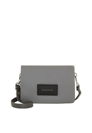 Borsa a tracolla grigia realizzata in materiale sintetico, con una trama liscia, forma rettangolare e una patch con logo sul davanti con un accento nero.