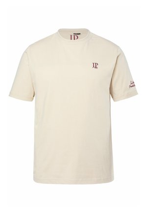 Beżowy t-shirt z krótkim rękawem i okrągłym dekoltem, z małym bordowym logo "JP 1880" na lewej piersi oraz bordowym napisem na prawym rękawie.