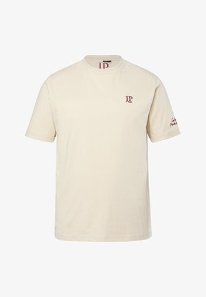 Beige T-Shirt mit kurzen Ärmeln und Rundhalsausschnitt, kleines bordeauxrotes "JP 1880"-Logo auf der linken Brust und bordeauxroter Schriftzug auf dem rechten Ärmel.