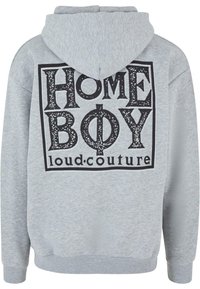 Felpa grigia con una grande stampa grafica nera sul retro che mostra "HOME BOY" e "loud.couture" in lettere grasse e texturizzate.