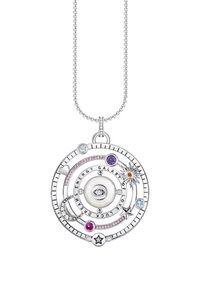 Silberanhänger im runden Design mit verschiedenen farbigen Steinen, darunter Lila und Blau, mit eingraviertem Text und himmlischen Motiven.