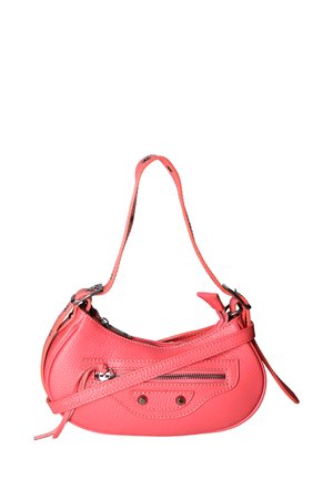 Korallefarbene Lederhandtasche mit geschwungener Form, einem oberen Reißverschluss und einem abnehmbaren Schultergurt. Mit Metallbeschlägen und sichtbaren Nähten.