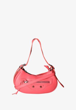 Borsa a tracolla in pelle corallo con forma curvata, chiusura a zip superiore e tracolla rimovibile. Presenta hardware in metallo e cuciture in vista.