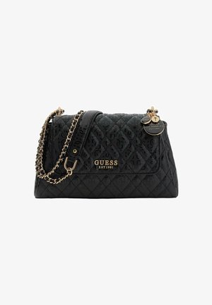 Schwarze gesteppten Handtasche mit einem goldenen Kettenriemen, versehen mit dem "GUESS"-Logo und zwei dekorativen Anhängern. Glatte Textur mit auffälligem Rautenmuster.